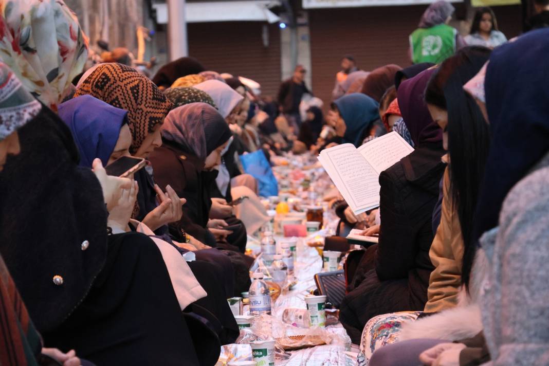 İHH Konya’dan Ümmet İftarı: 4 bin kişi Kapu Camii önünde, 180 bin kişi Gazze’de aynı sofrada buluştu 9